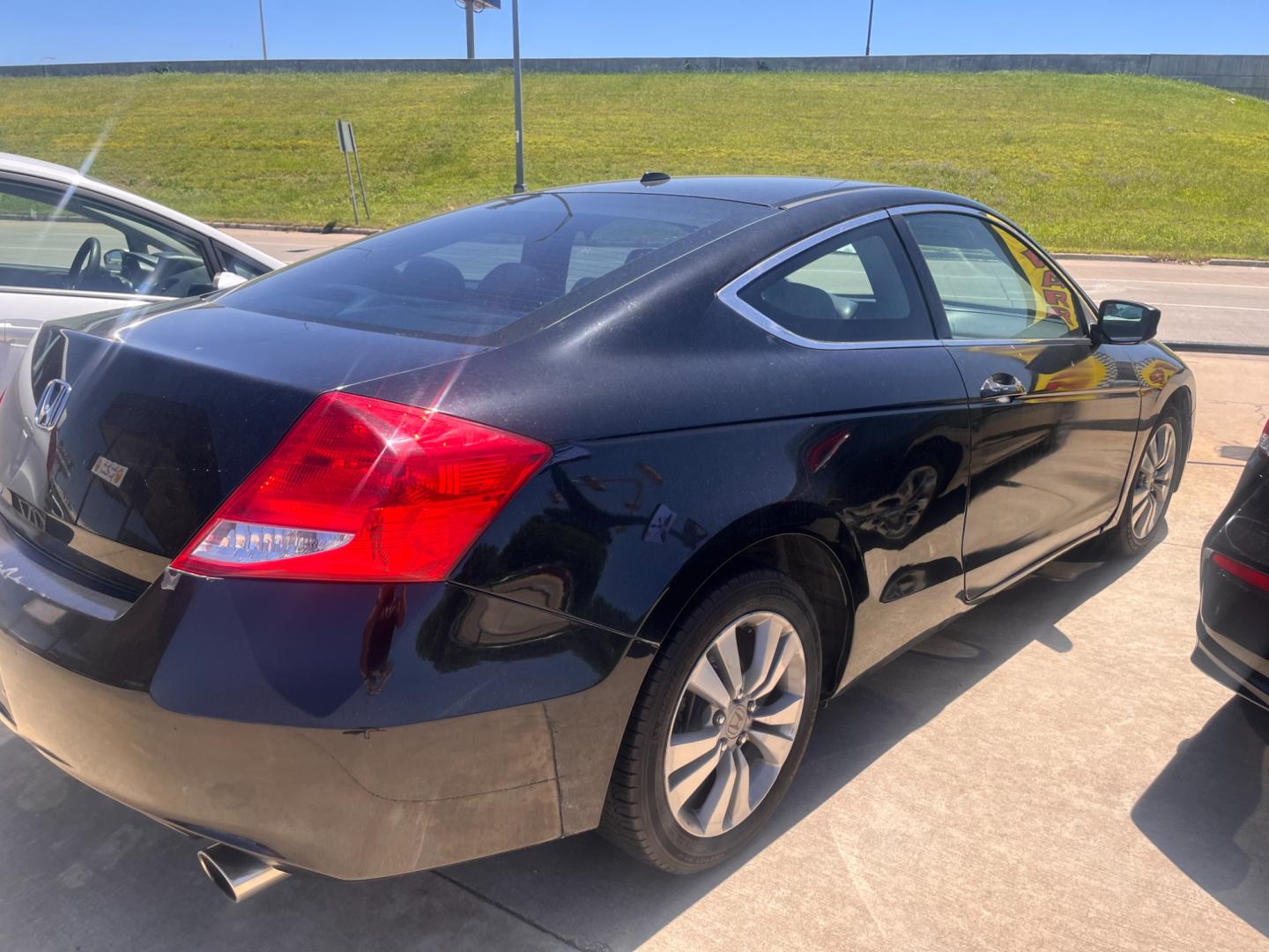 2011 BLACK HONDA ACCORD EX-L Coupe AT (1HGCS1B80BA) with an 2.4L L4 DOHC 16V engine, 6-Speed Automatic transmission, located at 8101 E. Skelly Dr., Tulsa, OK, 74129, (918) 592-3593, 36.121891, -95.888802 - Photo#2